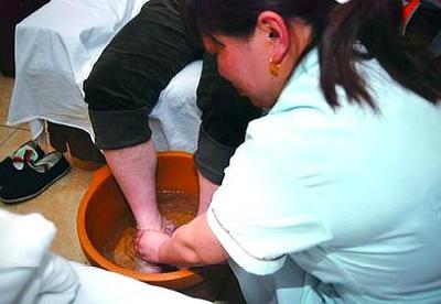 足浴店涉黃服務被查，四對男女當場被擒